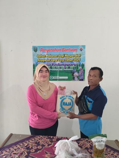 Pembagian Bantuan Pangan Dana Desa di Kedungwaru: 75 Keluarga Penerima Manfaat Mendapat Bantuan